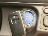 【スマートキー】カバンやポケットに入れたままでもドアの施錠・解錠が可能なスマートキーを装備。エンジンのオン・オフ時もカギを取り出す必要が無いからとっても便利です♪