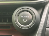 電源スイッチが手の届きやすい位置に設けられ、車内での操作時に見つけやすい配置です。周辺の操作部とまとまっており、日常的に使う際も確認しやすく便利です。
