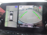 自車を真上から見下ろすように映し出すので周囲の状況が分かるアラウンドビューモニター搭載。フロントカメラとしても使用できます。車庫入れなど苦手な人の頼りになる助っ人です。