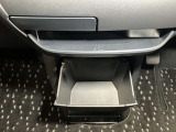 【インストセンターロアボックス】CDなどが収納できる格納式のボックス!