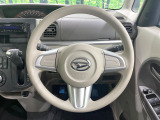 インテリアに合わせたデザインのステアリングは、運転される方のことも考え、運転しやすい形状、大きさです。是非一度、実際に触ってお確かめください。