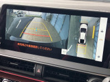 後方映像に加えて車両周囲を上から見た表示も確認でき、駐車時の周辺確認をサポートします。ガイドラインも表示されるため、車庫入れや狭い場所での切り返しに役立つ装備です。