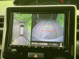 周囲の状況と後方の映像を画面で確認でき、駐車時の安全確認をサポートします。目安となるガイド線も表示されるため、車庫入れや狭い場所での駐車に役立つ装備です。