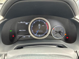 速度や燃料残量などの情報が運転席正面にまとまり、必要な表示を視線の移動を抑えて確認できます。警告灯や各種表示も見渡しやすく、運転時の状況把握に役立ちます。