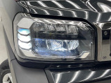 【LEDヘッドライト】悪天候や夜間走行時も良好な視界を確保し安心して運転できる高輝度LEDヘッドライトを装備!点灯速度が早く、消費電力も抑えられています。