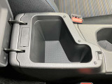 アームレストの中にも収納スペース!運転席周りをすっきり保てます!