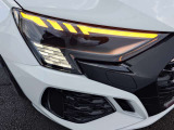 ●マトリクスLEDヘッドライト『高度な照明技術を使用した車両のヘッドライトです。この技術は、複数のLEDを用いており、車両の周囲の状況に応じて光のパターンを動的に調整します。』