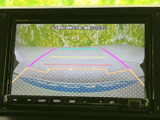 後方の様子に加え、距離の目安となるガイド線が画面に表示されます。駐車時や車庫入れの際に周囲を確認する手助けとなり、目視と併用して後退操作をサポートします。