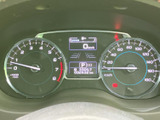 速度計や回転計に加え、中央のディスプレイで車両情報を確認できます。運転に必要な表示がまとまっているため、走行前や停車時の確認にも便利です。