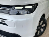 【LEDヘッドライト】悪天候や夜間走行時も良好な視界を確保し安心して運転できる高輝度LEDヘッドライトを装備!点灯速度が早く、消費電力も抑えられています。
