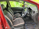 前席は身体を預けやすい形状で、運転席と助手席それぞれにゆったり座れます。窓から自然光が入り、車内の様子も見渡しやすいため、毎日の移動を快適に過ごせます。