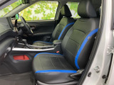 前席は身体に沿う形状で、運転席と助手席それぞれにヘッドレストを備えています。黒いシートに青いラインが映え、座る位置から車内を見渡しやすい開放的な印象です。