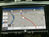現在地を中心に周辺道路や施設、目的地までのルートを画面で確認でき、初めての場所へのお出かけでも道順を把握しやすいナビ画面です。画面下部の案内表示も便利です。
