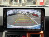 後方の様子を画面で確認でき、駐車時に周囲との距離を把握するのに役立ちます。目安となるガイド表示もあり、車庫入れや駐車スペースへの出し入れをサポートする便利な装備です。