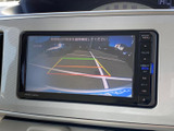 後方の状況を画面で確認でき、駐車時の周囲確認をサポートします。目安となるガイド表示もあり、車庫入れや狭い場所での取り回しに役立つ装備です。