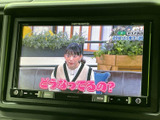 テレビ番組を画面に表示できる装備で、停車中の待ち時間などに映像を楽しめます。画面上で番組を確認でき、車内で過ごす時間の過ごし方を広げてくれる便利な一台です。