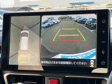 後方映像に加えて車両周辺の表示も確認でき、駐車時の位置合わせをサポートします。画面上のガイドを目安に、周囲を確かめながら慎重に後退できます。