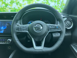 手元に複数のスイッチを備え、運転姿勢を保ちながら各種機能へアクセスしやすい仕様です。メーターや前方から視線を大きく外さず操作しやすく、日常の運転をサポートします。