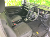 前席は視界が広く、運転席からメーターや前方を確認しやすいレイアウトです。シートは身体を預けやすい形状で、落ち着いた色調の室内とともに、日々の移動を快適に過ごせます。