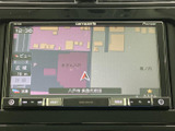 道路や周辺施設が表示され、現在地を地図上で確認できます。目的地へ向かう際の位置確認に役立ち、見やすい画面で近隣の様子を把握しやすいのも便利です。