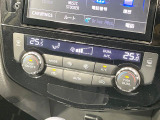 【左右独立型フルオートエアコン】運転席と助手席でそれぞれお好みの温度に設定可能。同乗者にも配慮した、最適な空調をお届け致します。