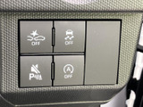 運転支援に関わる機能のスイッチが手元にまとまり、表示されたマークを見ながら選びやすい配置です。必要に応じて機能を切り替えられ、日々の運転をサポートします。