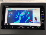 テレビ番組を画面で楽しめる装備で、停車中の休憩時間にも活用できます。映像が大きく表示され、番組内容を確認しやすいのもポイント。お出かけ先での待ち時間にも便利です。