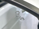 【ブラインドスポットインフォメーション】走行中、ドアミラーの死角になりやすい箇所に後続車が接近するとサイドミラー付近に警告を表示、ドライバーに注意喚起をしてくれます。