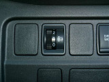 ヘッドライトレベライザー。乗車人数やお荷物に応じて光軸が調整出来、対向車の幻惑を防ぎます。