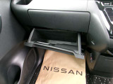 車検証ブックや小物などが収納できるスペースがあります。