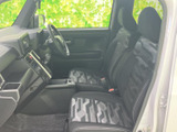 前席側は運転席から助手席まで見渡しやすく、シートの柄が室内にほどよいアクセントを加えています。足元や中央の空間も確認しやすく、普段の乗り降りをイメージしやすい構成です。