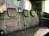 三人分のシートとヘッドレストを備えた後席空間です。窓から外の景色が入り、後方の同乗者も開放感を得られます。シートベルトも各席に用意されており、人数に応じた乗車に対応できます。