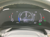 必要な車両情報が中央のディスプレイに集約され、速度やシフト位置などをひと目で確認できます。表示が整理されており、運転中も情報を把握しやすい構成です。