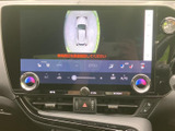 車両を上から捉えた周囲の映像が表示され、駐車時の位置や周辺状況の確認に便利です。目視とあわせて活用でき、狭い場所での取り回しをサポートします。