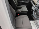 乗り心地の良いフロントシートです。足回りも広々としておりますので、長時間の運転も疲れづらいですよ。