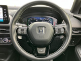 ステアリングに各種スイッチがまとまり、手元で車両の機能にアクセスしやすい構成です。メーター類も視線の先に配置されており、運転姿勢を保ちながら必要な情報を確認できます。