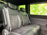 左右に並ぶシートはヘッドレストとシートベルトを備え、同乗者が落ち着いて過ごせる空間です。大きな窓から外の景色を楽しめ、座面と背もたれの形状もゆったり。家族でのお出かけにも活躍します。