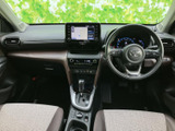 運転席から前方を見渡しやすいレイアウトで、メーターやナビ画面も自然に視線を向けやすい配置です。落ち着いた色合いのシートとすっきりした室内で、毎日の移動も快適にお過ごしいただけます。