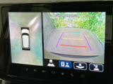 周囲の状況を画面で確認できる表示に切り替えられ、駐車時の安全確認をサポートします。俯瞰表示やガイド線も備わり、停車位置を把握したい場面で便利です。
