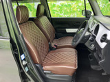 運転席と助手席にはブラウン系のシートを採用し、格子柄の表情が室内に落ち着きを添えます。前方の視界も開けており、乗り降りの際にも車内全体を見渡しやすい空間です。