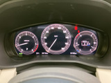 速度や燃料、各種車両情報をまとめて確認できるメーター配置です。表示がまとまっており、運転中に必要な情報を把握しやすいのがポイント。視線移動を抑えたい日常の運転にも便利です。