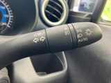 レバーには方向指示やライトに関するマークが見やすく配置され、手元で表示を確認しやすい設計です。運転中にも必要な表示を把握しやすく、日々の操作をサポートします。