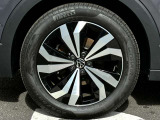 205/55R17タイヤとTSI Style専用デザインの17インチアルミホイール「Chesterfield」を装着。足元をスタイリッシュに引き締めます。