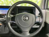 手元で握りやすい形状のステアリングが運転席に備わり、前方を見ながら運転姿勢を整えやすい配置です。メーター類も内側から確認でき、落ち着いて運転に集中しやすい環境です。