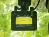 画面付きの機器を備え、各種ボタンで表示や設定を操作できます。停車中に映像を楽しむ用途にも活用でき、車内での待ち時間を過ごす際に便利です。