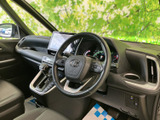 運転席まわりは視界が広く、メーターや画面も目に入りやすい配置です。手の届きやすい位置に各装備がまとまり、日々の運転でも自然に使いこなせる室内空間です。