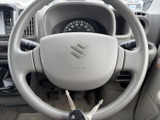 握る位置がわかりやすいシンプルな形状で、運転席からメーター類も確認しやすい配置です。毎日の運転で扱いやすく、車内で落ち着いて過ごせる装備です。