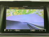 画面に車両後方の様子を映し出し、駐車時に周囲を確認する際の目安として活用できます。目視での安全確認と併用しながら、車庫入れや切り返しを落ち着いて行えます。