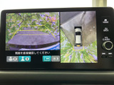 車両後方と周囲の状況を画面で確認でき、駐車時の安全確認に役立ちます。ガイドラインも表示されるため、駐車スペースに合わせて車両の位置を把握しやすい装備です。