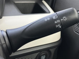 レバーには矢印やライトの表示があり、操作内容を目で確認しやすい造りです。運転席から手を伸ばしやすい位置に備わり、日常の運転を支える装備です。